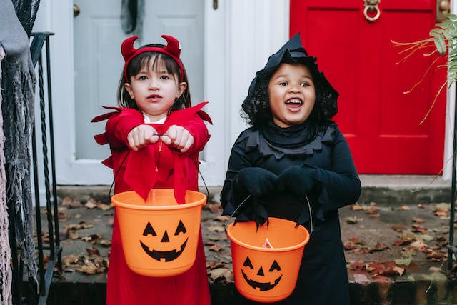 kids trick-or-treating